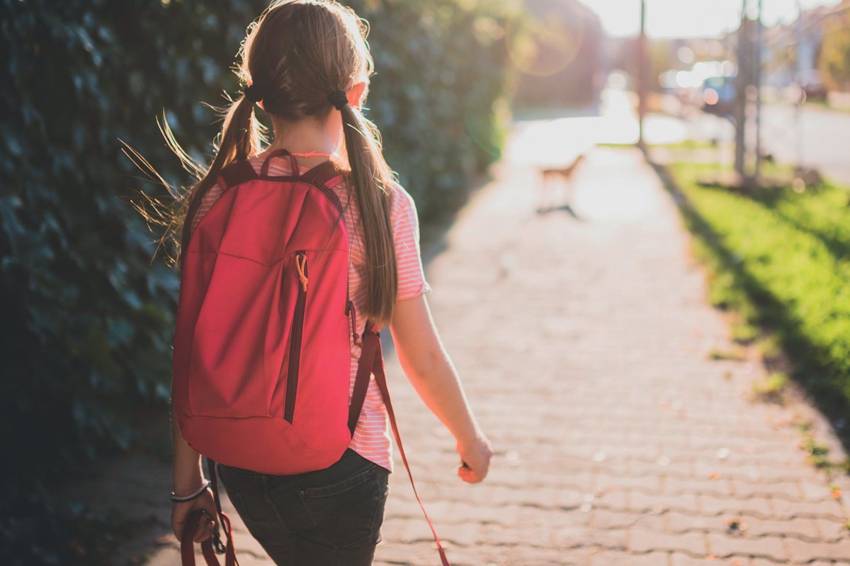 ceapa_oficial's tweet photo. ¿A tu hij@ le duele la espalda? Recuerda: la mochila escolar debe cargar solo el material necesario y no superar el 10% del peso del niño o niña.
Lee el #TebeodelaEspalda👉 https://t.co/hhMDNuZ4mX
#EspaldaEscolares #FundaciónASISA #REIDE #CEAPA #FAMPA #AMPA https://t.co/zzO1H7czLw