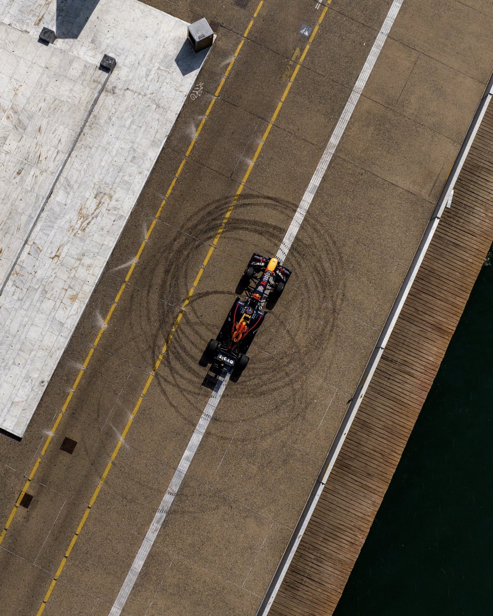 redbullracing's tweet photo. What a beautiful place for a show run 😍

Thank you, Greece 🇬🇷

#F1 #RedBull #givesyouwiiings #showrun https://t.co/FEVtrxopkU