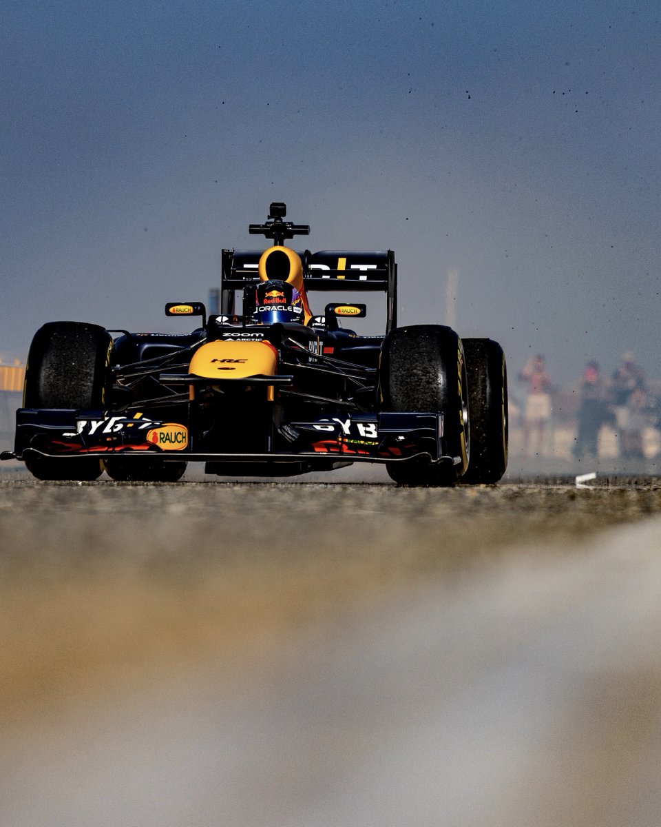 redbullracing's tweet photo. What a beautiful place for a show run 😍

Thank you, Greece 🇬🇷

#F1 #RedBull #givesyouwiiings #showrun https://t.co/FEVtrxopkU