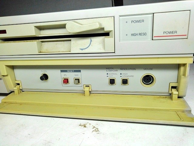 toshitada1973's tweet photo. X1turboモデル40だよ。X1をビジネスユースに振ってみた…これはこれでアリ! なんか拡張スロットに入ってる、…おおっ、上段にもボードが!! #X1turbo #CZ862C #CZ8BE2 #CZ8BV2 https://t.co/5toAGMznDB