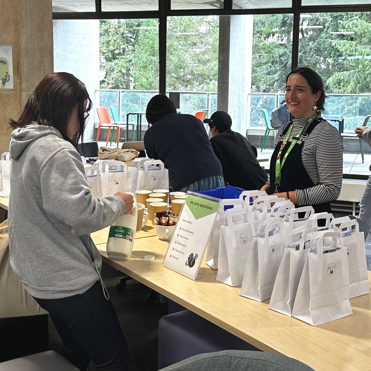 UEALibrary's tweet image. Library Welcome!

Come along to our Library welcome event: Thursday 28th September, 2-3pm.

We'll have free teas, coffees and Library welcome packs! Plus - you can ask friendly Library staff your questions. 

#UEA #UEALibrary #UEAFreshers #UEANorwich 
@uniofeastanglia