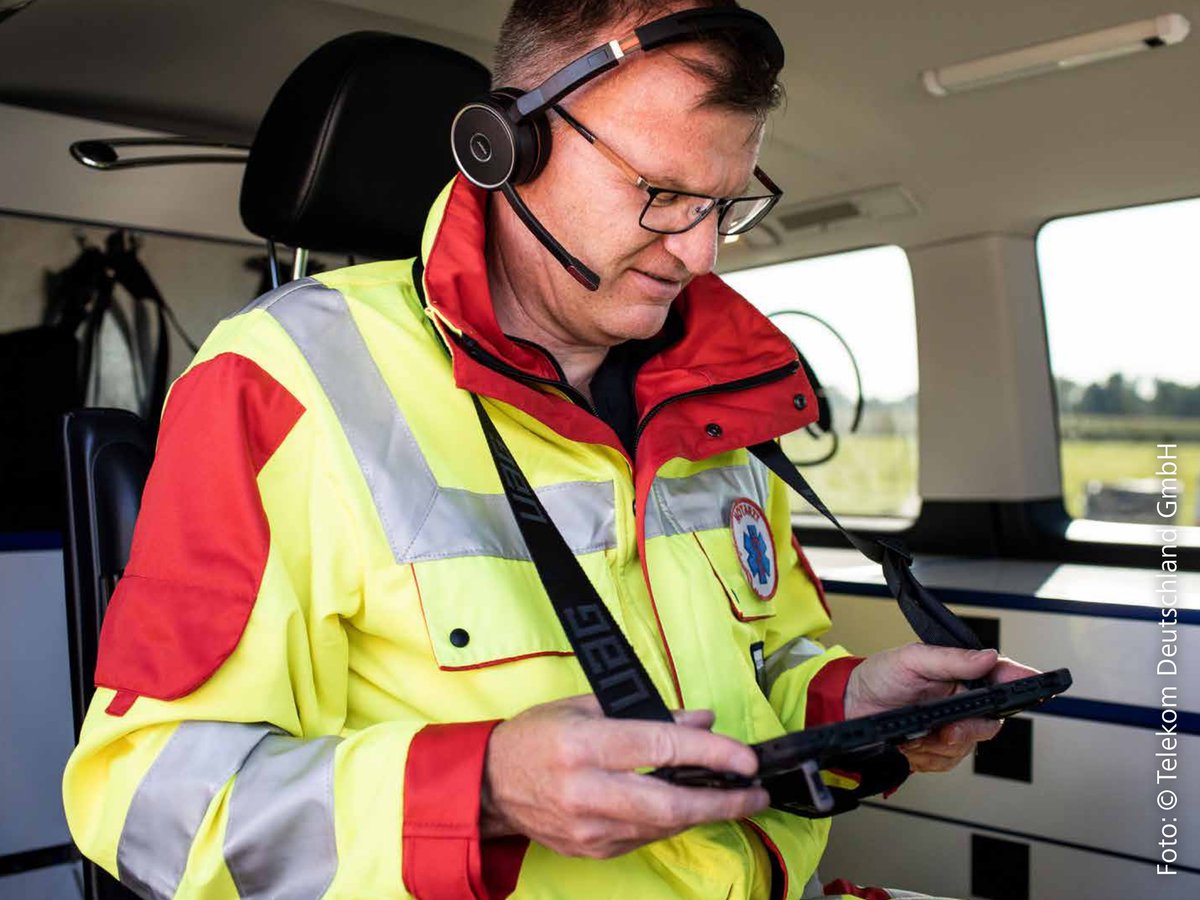 ZEISS Digital Innovation contributed to the Ambulance Video Assistant from FTI Engineering. It enables paramedics to transmit patients' vital signs in real time with live video-audio to the emergency responders. With this they can do their job and save lives more quickly. #Health