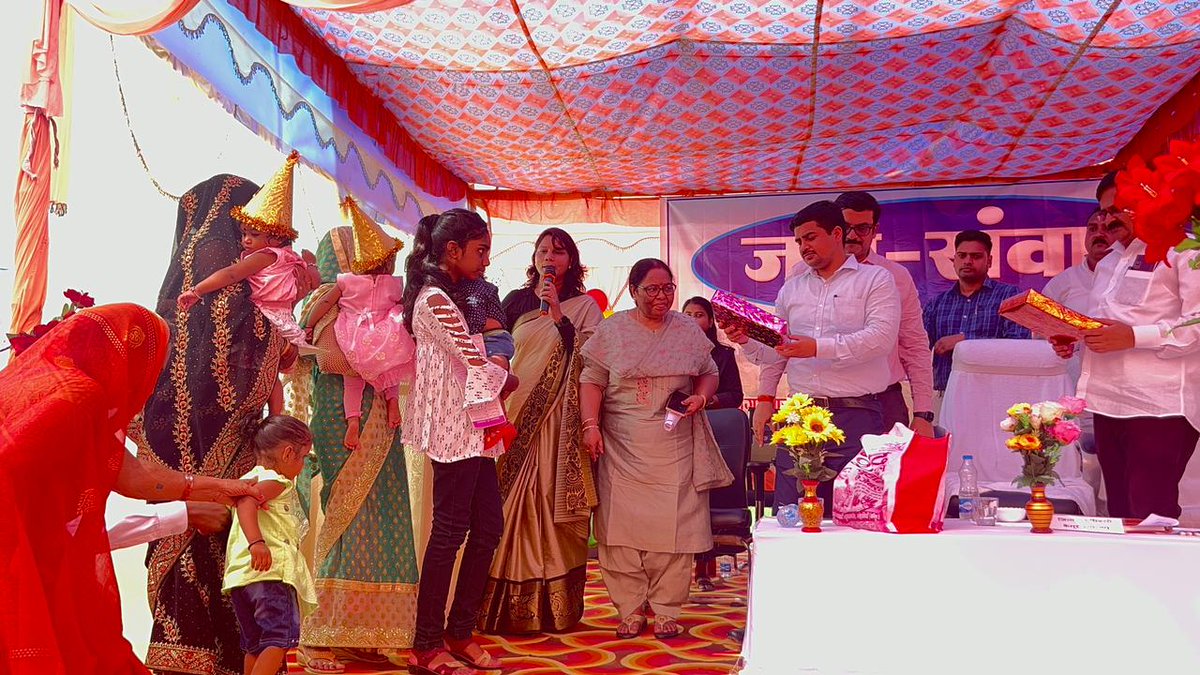 DistrictKaimur's tweet photo. दिनांक - 26/09/2023 को जिला पदाधिकारी, कैमूर ,श्री सावन कुमार के नेतृत्व में लोक कल्याणकारी योजनाओं के क्रियान्वयन की जानकारी आम जनों को सुलभ कराने एवं आम जनों की प्रतिक्रिया/सुझाव प्राप्त करने के उद्देश्य से मोहनिया प्रखंड के बदुपर पंचायत में जनसंवाद बैठक आयोजित किया गया। https://t.co/7TS6BMrPfE