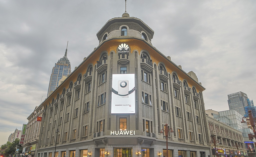 investing_china's tweet image. #Huawei unveiled its new high-end smartphone brand, #UltimateDesign, hot on the heels of the successful #Mate60 series. According to the company, over 600 million people are using its self-developed Harmony operating system. @Huawei #InvestinChina 👉brnw.ch/21wCWEk