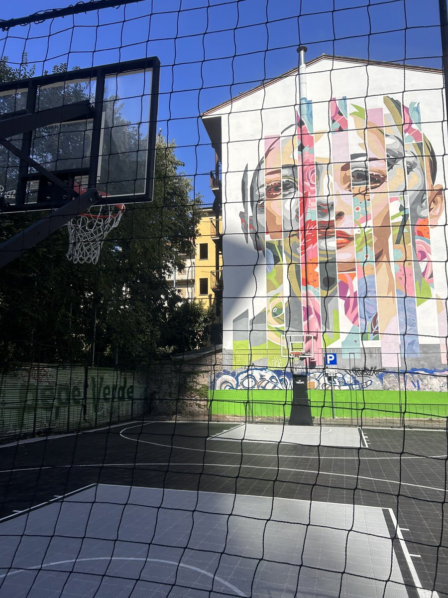 Mirkuzz4's tweet photo. Ottima iniziativa a Milano Isola!  Speriamo venga lasciato definitivamente, Isola avrebbe cosí il suo “campetto” ❤️🏀
@parallelecinico @ComuneMI @BeppeSala https://t.co/MRdqTSNEra