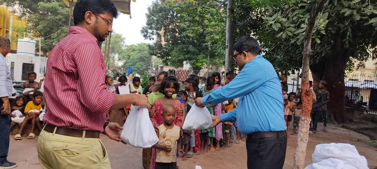 Distribution of Fortified Food/Nutrition Kits to underprivileged Children Spreading awareness on child education and hygienic life, focusing on theme for 'Poshan Bhi Padhai Bhi' by FCI, Regional Office, Patna #poshanmaah #PoshanAbhiyan #RashtriyaPoshanMaah2023 #FCI