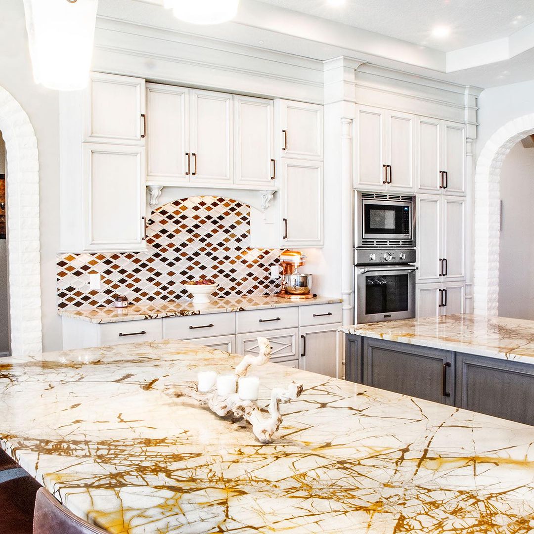 It's not a Jackson Pollock painting - it's a brand new kitchen countertop! 🧑‍🎨🎨

The straight lines naturally occurring in the stone match the backsplash to perfection, adding a touch of artistic flare to your kitchen!

📸 <a href="/MasterPlanHomes/">Master Plan Builders</a>