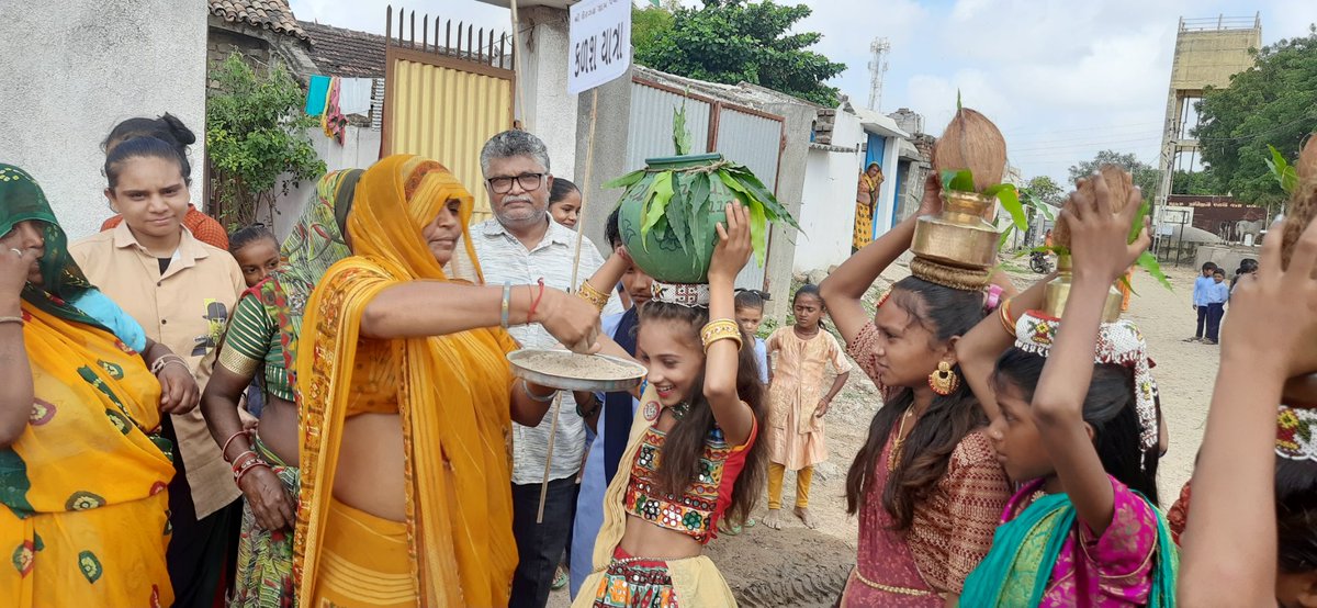 મેરી માટી મેરા દેશ કાર્યક્રમ અંતર્ગત શેરગઢ તા. રાધનપુર ખાતે અમૃત કળશ યાત્રાનું આયોજન કરવામાં આવ્યું જેમાં ગામલોકોએ ઉત્સાહભેર ભાગ લીધો...  જનભાગીદારી થકી રાષ્ટ્રપ્રેમની ભાવના પ્રબળ બનવાવા તરફ સ્તુત્ય પ્રયાસ...