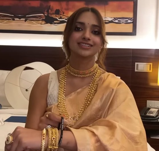 FactSlayerr's tweet photo. Who looks more beautiful in saree?? 

#Abhisha #Abhiya 

RT for                     Like for 
#ManishaRani.         #JiyaShankar https://t.co/sqoNEBYYWb