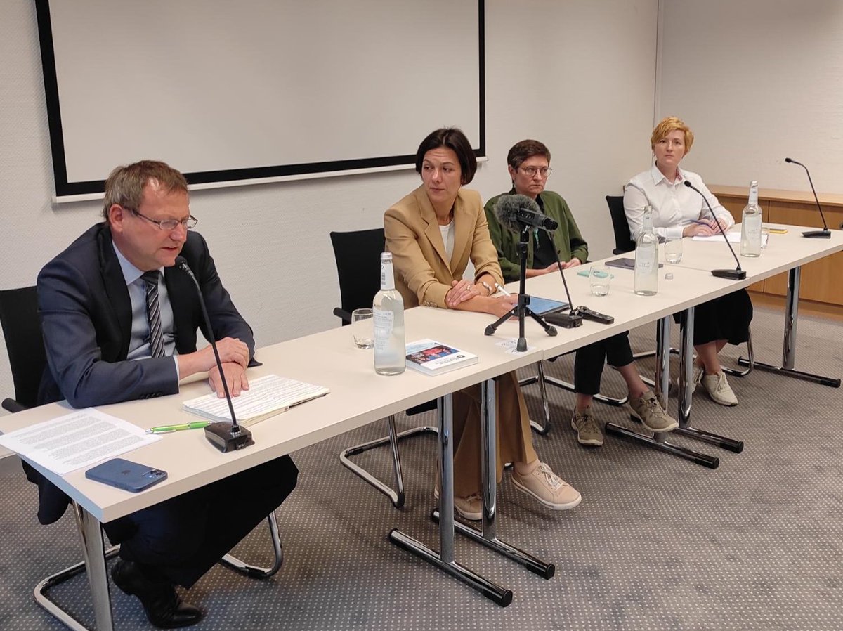 AKBelarus's tweet photo. "Drei Jahre Ausnahmezustand: Die belarusische Zivilgesellschaft im Herbst 2023" - heute hat @belarusrazam im Rahmen des @Net4Belarus ein Mediengespräch mit Manfred Huterer (🇩🇪Botschafter in #Belarus bis 7/23), Olha Shparaga und einer Vertreterin von @belarusrazam organisiert: 🧵 https://t.co/H3ThHzadVp