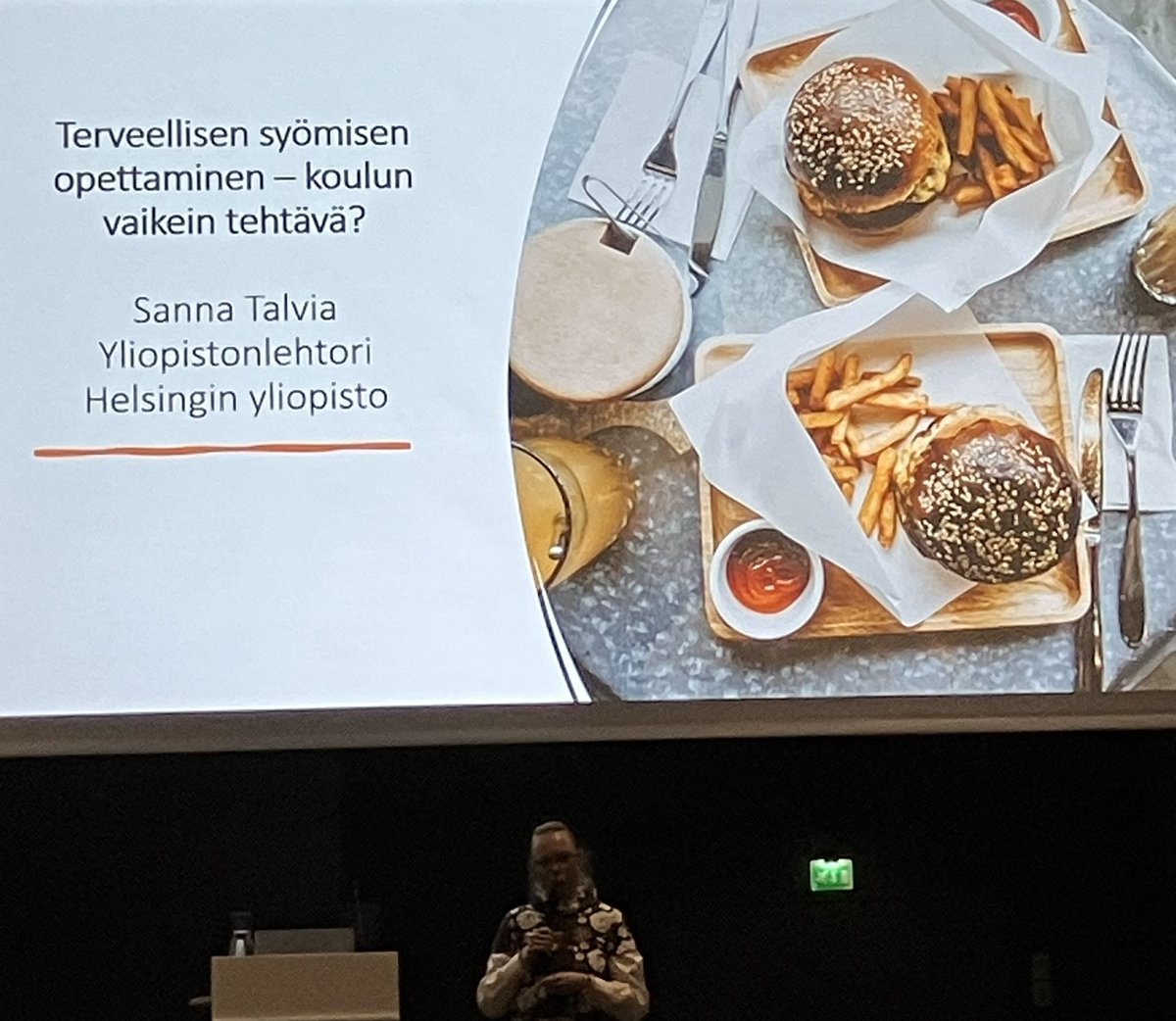 marjaanamannin1's tweet photo. Onko terveellisen syömisen opettaminen koulun vaikein tehtävä? @SannaTalvia herätteli ammattilaisia pohtimaan ravitsemusterveyden edistämisen harhaluuloja ja haasteita. #hyvinvointiareena #ruokakasvatus #kotitalous #kouluruokailu #toimintakulttuuri #ops2016 #hyvinvointi https://t.co/dqzyurZAZP
