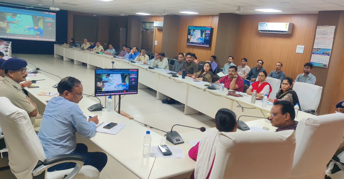 CollecterK's tweet photo. मुख्यमंत्री श्री @ChouhanShivraj के खरगोन नगर में प्रस्तावित कार्यक्रम के सम्बन्ध में कलेक्टर श्री @ShivrajSinghIAS और एसपी श्री धर्मवीर सिंह सभी जिला अधिकारियों के साथ बैठक कर निर्देशित कर रहे है।
#JansamparkMP
#comindore
@JansamparkMP
@comindore
@CMMadhyaPradesh https://t.co/b7QHWp0yBh