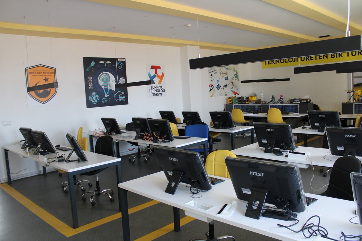 Çocuklarımız zar zor okurken, Atatürk'le alay eden Emin Soyyiğit'in bizim paralarımızla yapılan okulu "Marmara Anadolu İmam Hatip Lisesi"nin şatafatına bakın. 2019 da seçilen Okul Aile Birliği Asıl üyeleri arasında Bilal Erdoğan ve Mesut Albayrak var. 
#eminsoyyiğit