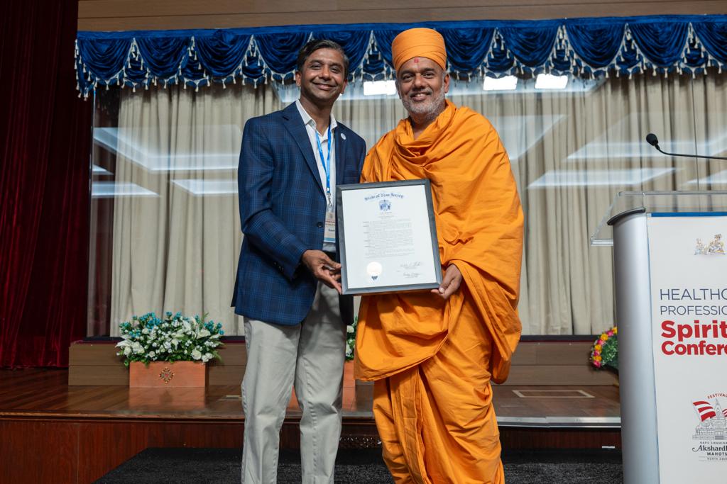 ડો.જ્ઞાનવત્સલ સ્વામીને બિન-અમેરિકન ન્યુ જર્સી સ્ટેટનું સર્વોચ્ચ સનમાન એનાયત.. chitralekha.com/ndtq#DrGnanava… #USA #NewJersey #BAPSSanstha #pramukhaSwamiMaharaj #SwaminarayanBhagwan #Bochasan #Chitralekha #ChitralekhaNews