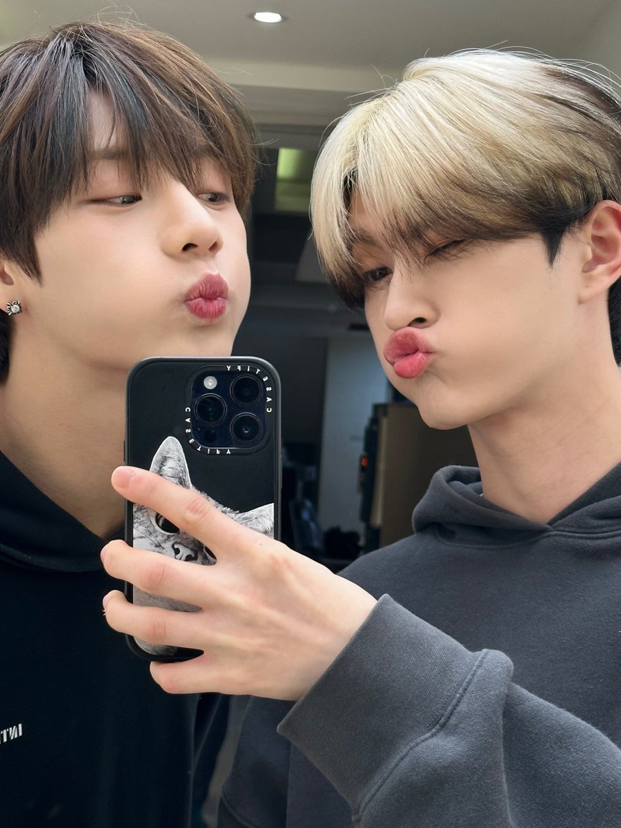XODIAC_MEMBERS's tweet photo. [#리오] 

😗💙씽

#XODIAC #소디엑 #LEO #리오 https://t.co/za7CPOMnoQ