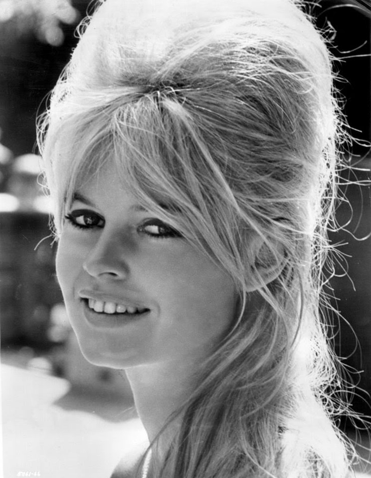 #Lafemmeillustredujour
Joyeux anniversaire à Brigitte Bardot, 89 ans !
L’icône du cinéma français, qui compte 45 films et plus de 70 chansons à son actif, a mis fin à sa carrière en 1973. 
Elle se consacre depuis, à la défense des droits des animaux.
#Humanité
#vivezinspirés