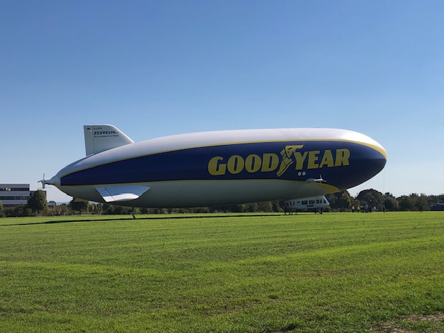 dkd_de's tweet photo. Bereit zum Abheben 🚀 ... das dkd-Team startet heute mit Zeppelin durch 😀. Das Wetter ist mega ☀ , wir dürfen #mainhattan mal von oben bewundern und danach wird erstmal ordentlich gespeist.🍲
#dkdsommerfest kann losgehen!
#dkdteam #nieohnemeinteam #abindieluft #zeppelin https://t.co/JNFgvzyoXP