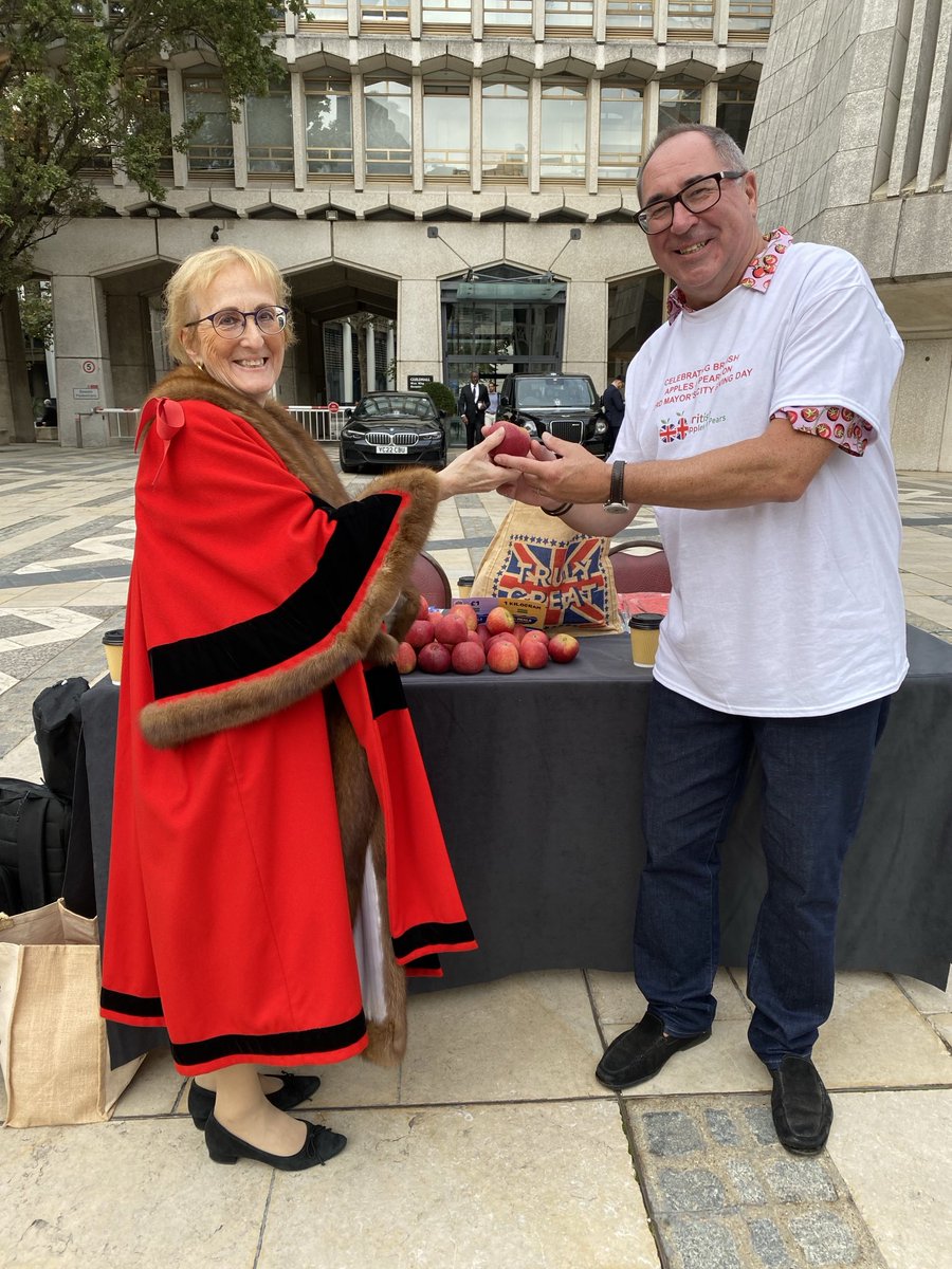Great start to ⁦@LMAppeal⁩ #CityGivingDay2023 to open trading ⁦@LSEGplc⁩ and enjoy fresh #RedWindsor apples #guildhallyard. Thanks to ⁦@FruitLivery⁩