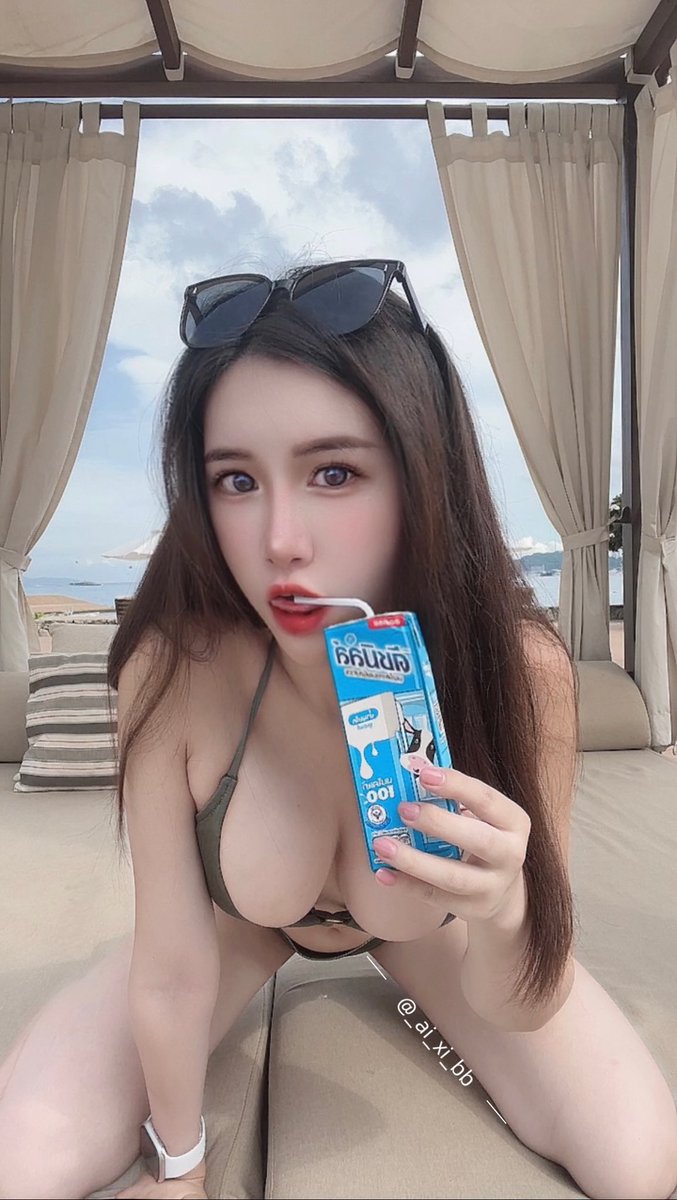 Ashley 艾熙老師 穿著休閒服與朋友聚會的生活照