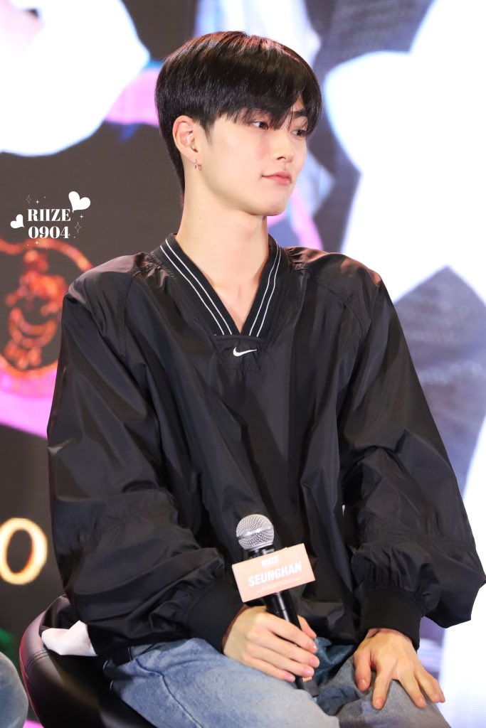 riize__0904's tweet photo. 230926 🥺🤏🏻

#ShopeexRIIZE_Fansign
#SEUNGHAN #승한 #RIIZE https://t.co/7anHatwurB