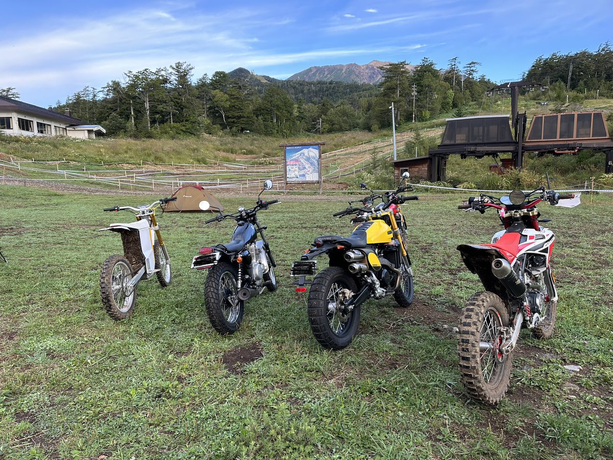 ryo_book's tweet photo. FANTICの車両3台とS motor cycleさんのスズキ グラトラ、キャバレロに乗るShin’s FACTORYさん。白くてツルッとしたのと黒いのはなんと電動オフロードバイク!電動は軽くてアクセルワークがリニアでエンジンとは別の楽しさがある✨
#FANTIC #MOTORISTS #smotorcycle #shinsfactory https://t.co/JrleAufaw0