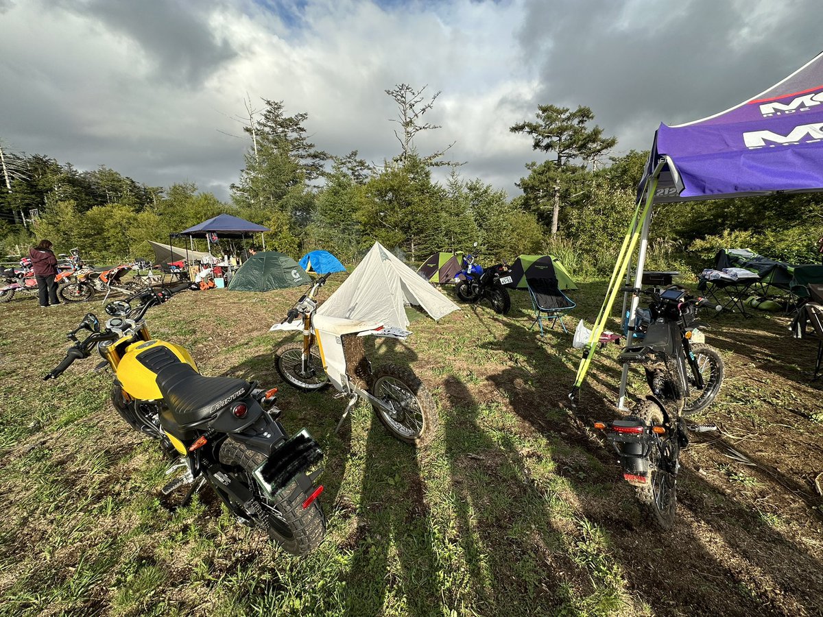 ryo_book's tweet photo. FANTICの車両3台とS motor cycleさんのスズキ グラトラ、キャバレロに乗るShin’s FACTORYさん。白くてツルッとしたのと黒いのはなんと電動オフロードバイク!電動は軽くてアクセルワークがリニアでエンジンとは別の楽しさがある✨
#FANTIC #MOTORISTS #smotorcycle #shinsfactory https://t.co/JrleAufaw0