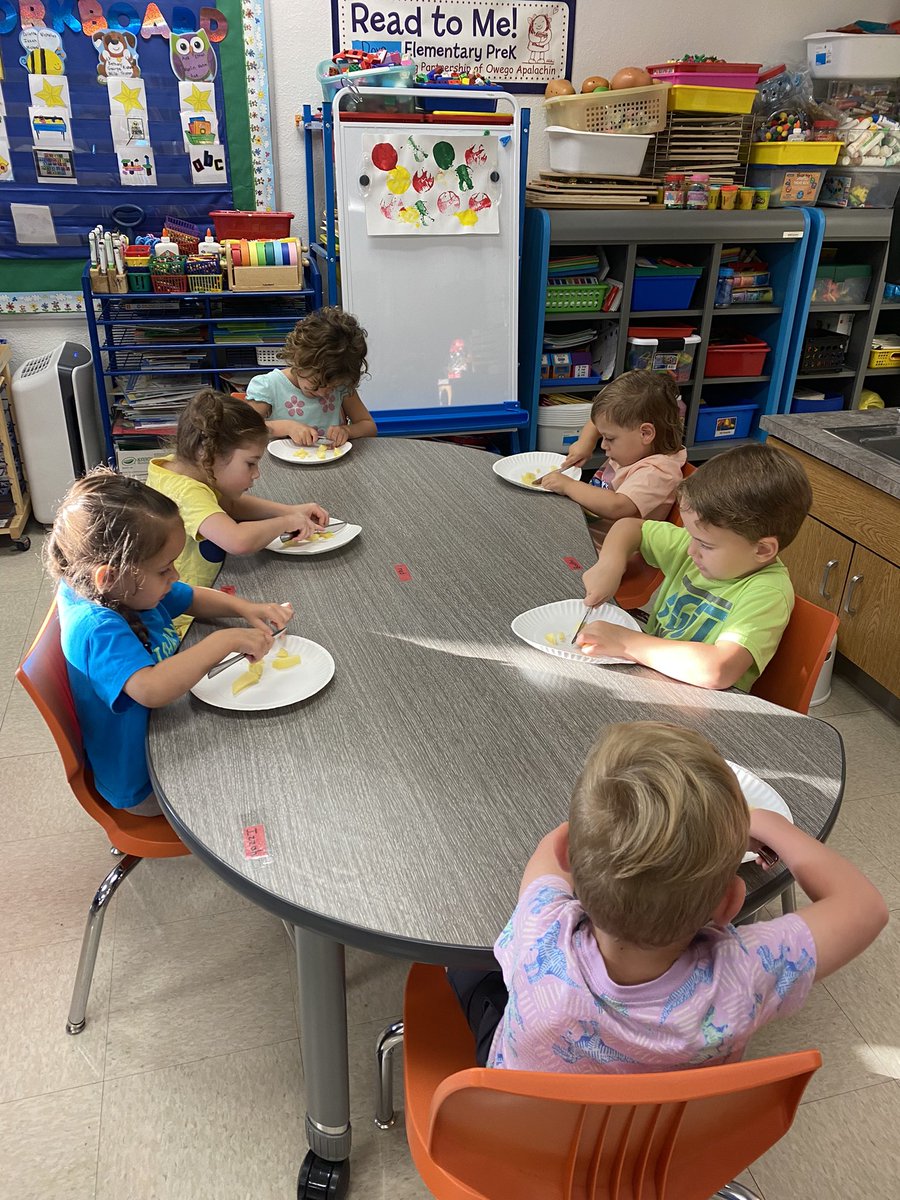 kristingbarton's tweet photo. Happy Birthday Johnny Appleseed! Dove Pre-K makes applesauce in his honor! 🍎@DES_Landrum @EarlyGcisd @DESDolphins https://t.co/qTOWxY3Xaf