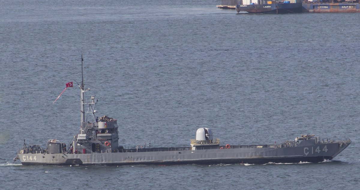 volkancordan's tweet photo. Some #TurkishNAVY🇹🇷 of today at #Gölcük. #F243 #Meko #frigate TCG YILDIRIM &amp; #140Class #landingcraft TCG C144 with interesting cannon detail.

#denizkuvvetleri #donanma #sikorsky #seahawk #helicopter https://t.co/yGn0pkXTRZ