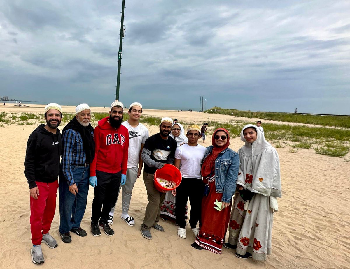 Bohras_USA's tweet photo. On #WorldCleanupDay members of the #Chicago @ProjectRiseDB team joined forces with International Coastal Cleanup and the Alliance for the Great Lakes at Montrose Beach on the beautiful shores of Lake Michigan, to tackle trash and plastic pollution. Together, we made a difference! 🌊🌍

@A4GL
@AfrozShah1 
#InternationalCoastalCleanup