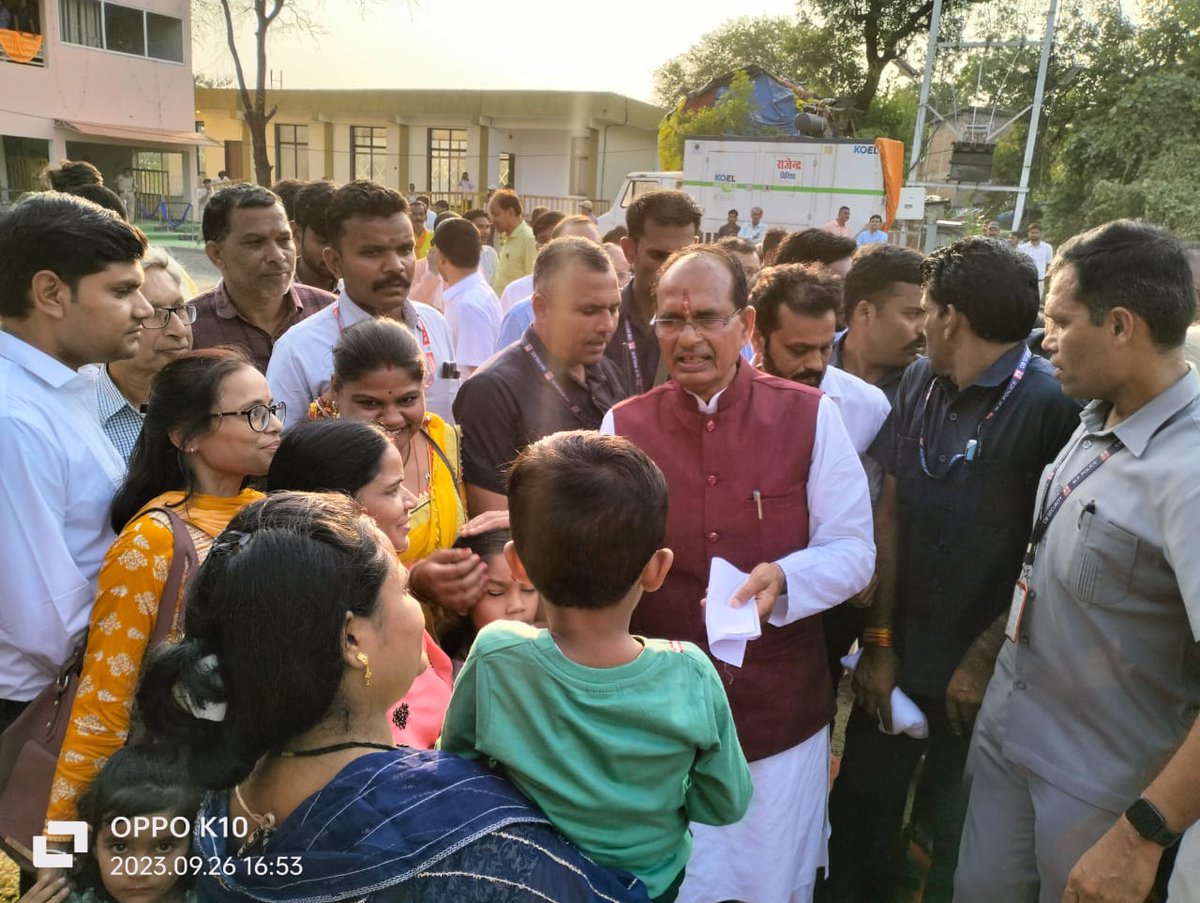 shailendra_7773's tweet photo. @SadhnaSinghMP आज विदिशा में गणेश मंदिर पूजन अर्चना के बाद  मामा @ChouhanShivraj जी और मामी @SadhnaSinghMP @SadhnaShivraj जी को आदेश जारी करवाने के लिए ज्ञापन दिया!
!बाढ़ वाले गुन्नू महाराज हमारे प्रार्थना स्वीकार करना🙏 !
 
 आदेश जारी करने की कृपा करें!
!"6 माह से भी अधिक समय हो गया!
😢😢 https://t.co/E1bWCpvsfk