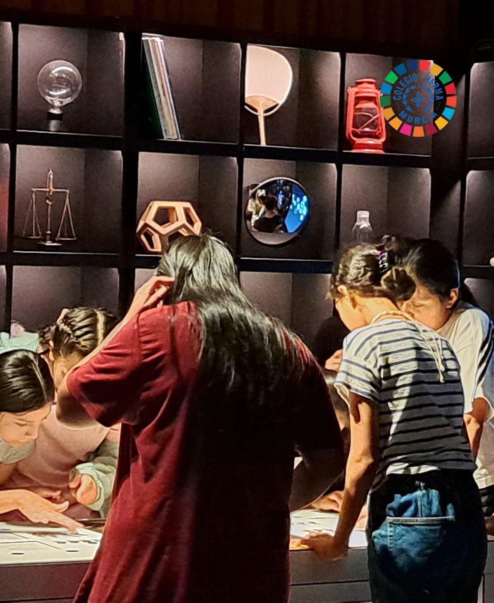 ColegioHerma's tweet photo. Alumnos de 2º de ESO realizaron una excursión al centro de Murcia para ver de cerca la exposición ‘Leonardo Da Vinci. Observa, cuestiona y experimenta’ 😊
Se lo pasaron genial aprendiendo sobre sus grandes creaciones 🙌 ¡No os la perdáis!

#ColegioHerma #Exposición #Murcia https://t.co/7r8RYDtxcR