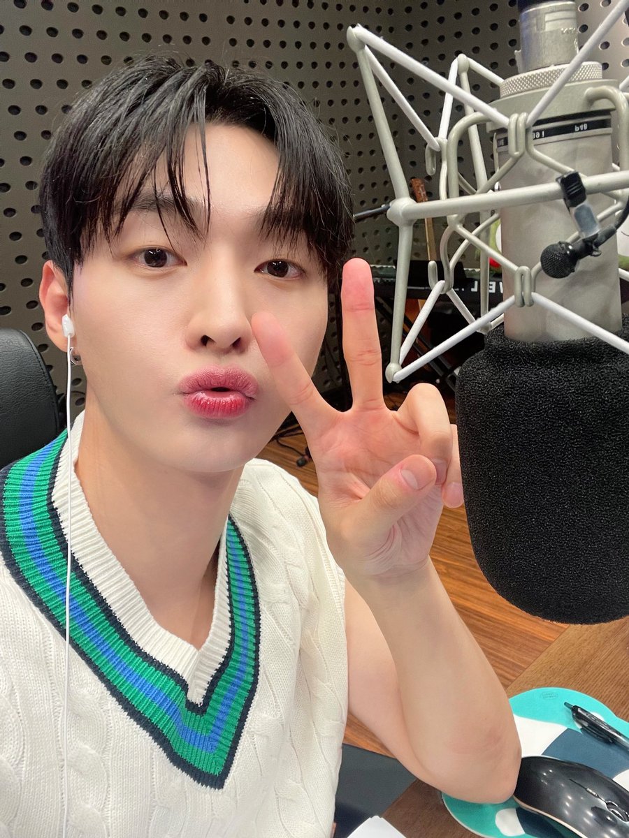 Official_YJS_'s tweet photo. [#오늘의윤잘생]

스페셜 DJ 룽디와 함께한 화요일❣️ 비 오는 밤🌙 지성이 생각하며 하루 마무리하기☔️ 고마워요 밥알들!🍚

#윤지성 #YoonJisung https://t.co/28Ruk1aehp