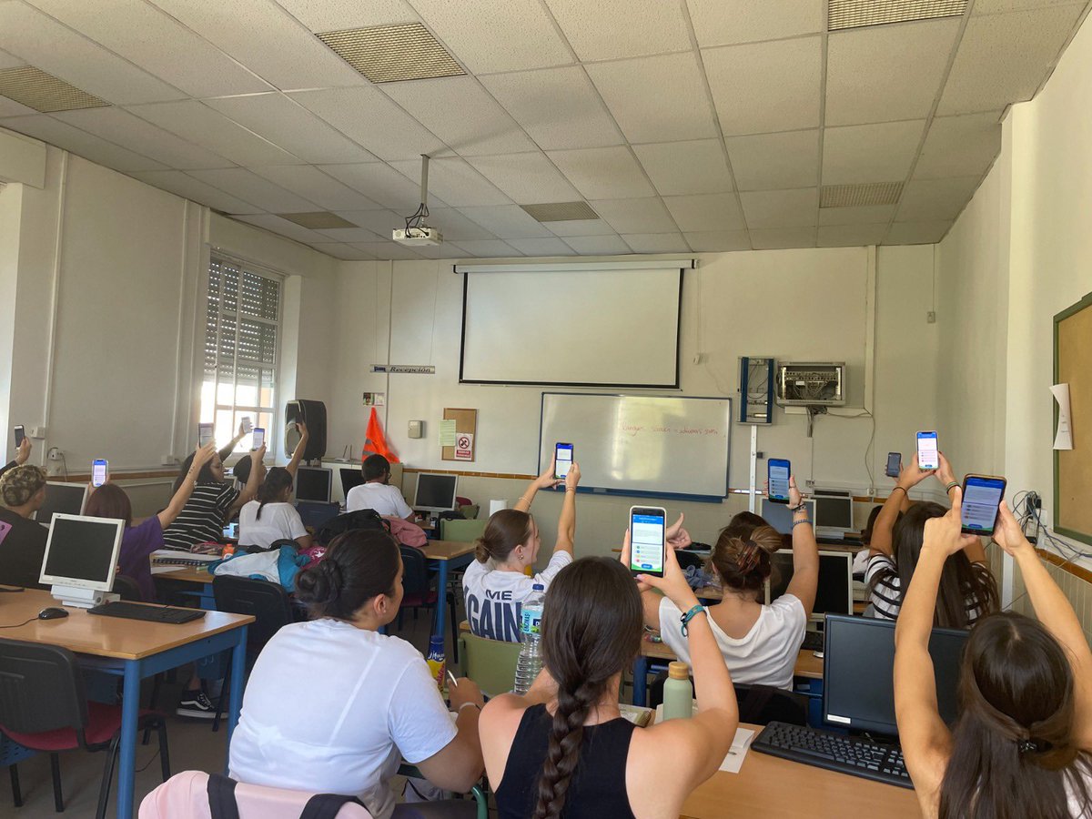 ies_nieves's tweet image. Jugando al Languages Challenge en inglés y francés 1, 2 GIAT y 1 BH y BCS, 3A y 4A #diaeuropeodelaslenguas #programabilingue