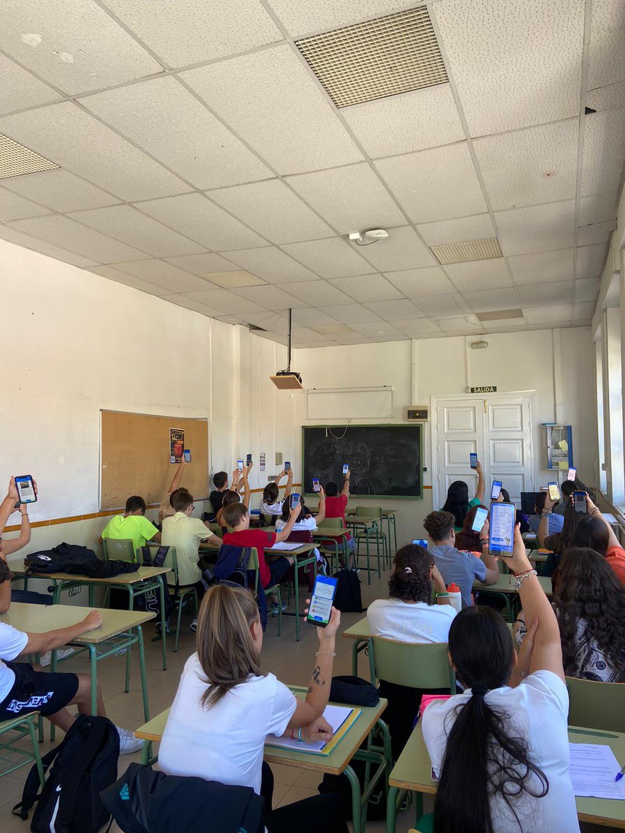 ies_nieves's tweet image. Jugando al Languages Challenge en inglés y francés 1, 2 GIAT y 1 BH y BCS, 3A y 4A #diaeuropeodelaslenguas #programabilingue