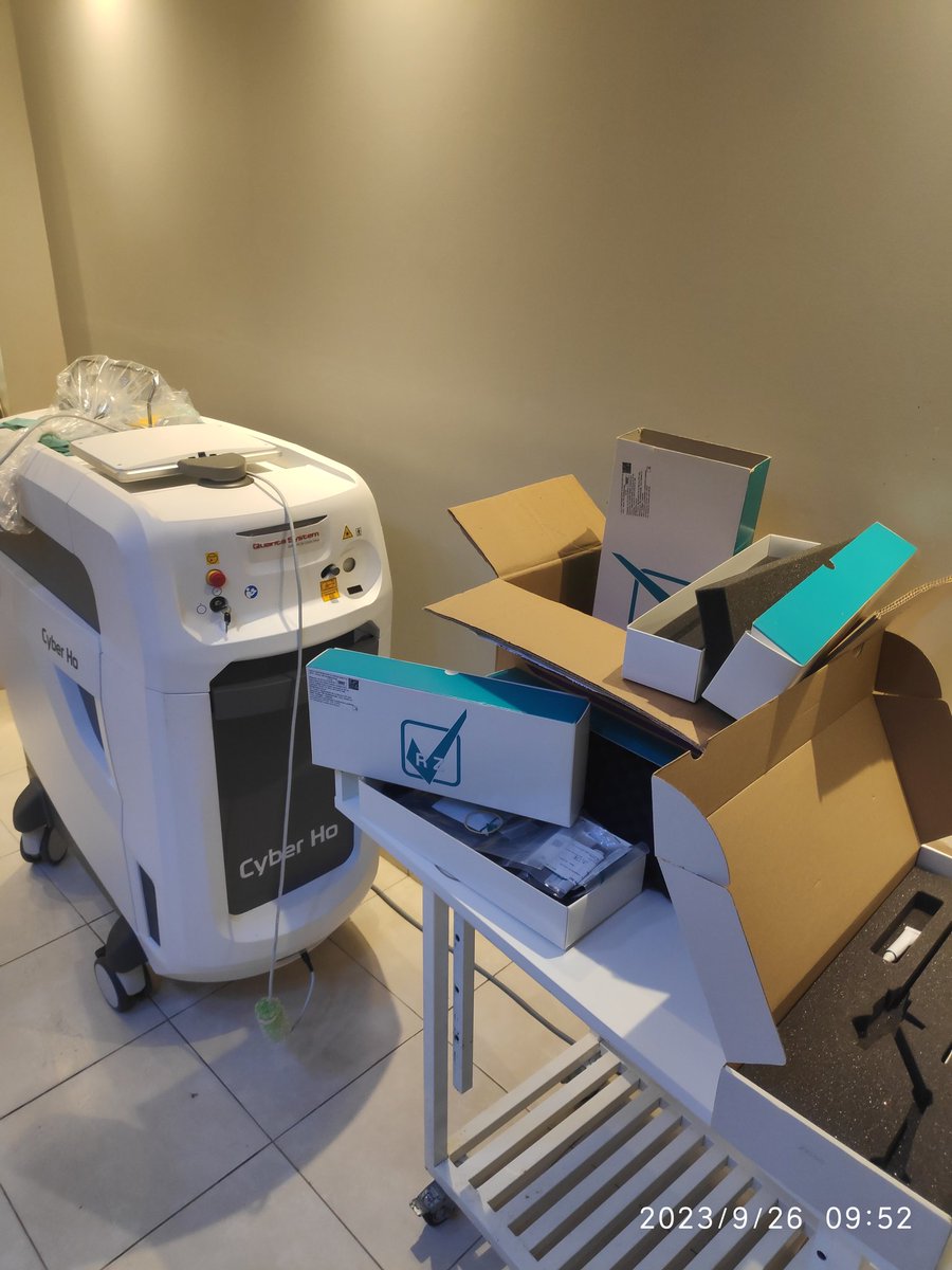 DrValladaresP's tweet photo. Unboxing #MiLEP #HOLEP #laser #AEEP #prostate recibimos #RZmedizintechnik de @FCAFigueiredo para el workshop, muchas gracias Mario de RZ. #Telvideo https://t.co/OLI7e1QFoh