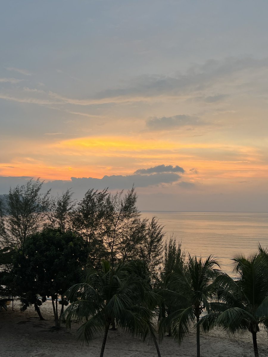 s17shirley's tweet photo. Ending the day by watching a beautiful sunset is a perfect way to unwind 🧡 
How’s your view today?

#shotoniphone #sunsetview #scenery https://t.co/60lFiVW5kt
