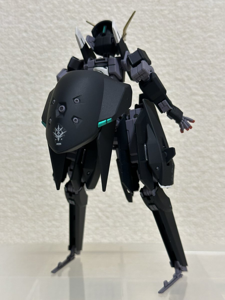 THRONE_Arcadia's tweet photo. ガンダムTR-6ウーンドウォートサイコブレードカスタム完成
サイコブレードは金塗装して光沢を吹きました。指先のメタリックレッドや全身の凹部分はグレーで塗装し、全体的に設定画によせて製作しました。
#ガンプラ　#ガンプラ好きと繋がりたい
#AOZ https://t.co/YOuURLq3kE