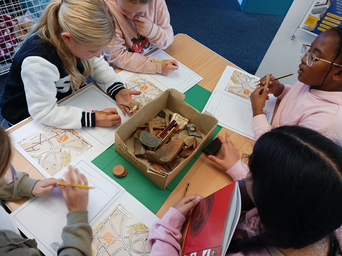 eversfield647's tweet photo. Everyone in Form 5 is enjoying getting hands-on with the rare #Roman archaeological finds at the @RomanAlcester Heritage Centre and discovering what life like there in Roman times. #latinstudies #coolclassics https://t.co/DyAVzVztbv