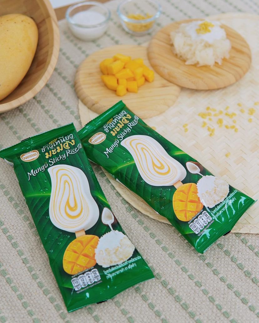 peak_village's tweet photo. Mango Sticky Rice Ice Cream ใหม่!  จากเนสท์เล่ ได้รสชาติความอร่อยของข้าวเหนียวมูนน้ำกะทิ และมะม่วงแบบออริจินัล ตั้งแต่คำแรกที่กัด ราคาแค่ 20 บาท ถ้าใครอยากกินข้าวเหนียวมะม่วงในรูปแบบ ฟิวชั่นแบบนี้ สามารถไปหาซื้อ ร้านค้าชั้นนำทั่วไป
อย่าลืมไปลองกันนะ!

#ไอติมเนสท์เล่
#peakpeemapol https://t.co/QXV45fSjue