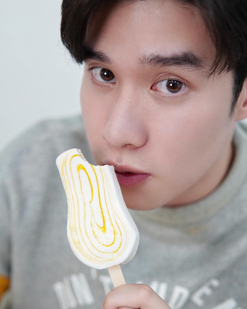 peak_village's tweet photo. Mango Sticky Rice Ice Cream ใหม่!  จากเนสท์เล่ ได้รสชาติความอร่อยของข้าวเหนียวมูนน้ำกะทิ และมะม่วงแบบออริจินัล ตั้งแต่คำแรกที่กัด ราคาแค่ 20 บาท ถ้าใครอยากกินข้าวเหนียวมะม่วงในรูปแบบ ฟิวชั่นแบบนี้ สามารถไปหาซื้อ ร้านค้าชั้นนำทั่วไป
อย่าลืมไปลองกันนะ!

#ไอติมเนสท์เล่
#peakpeemapol https://t.co/QXV45fSjue