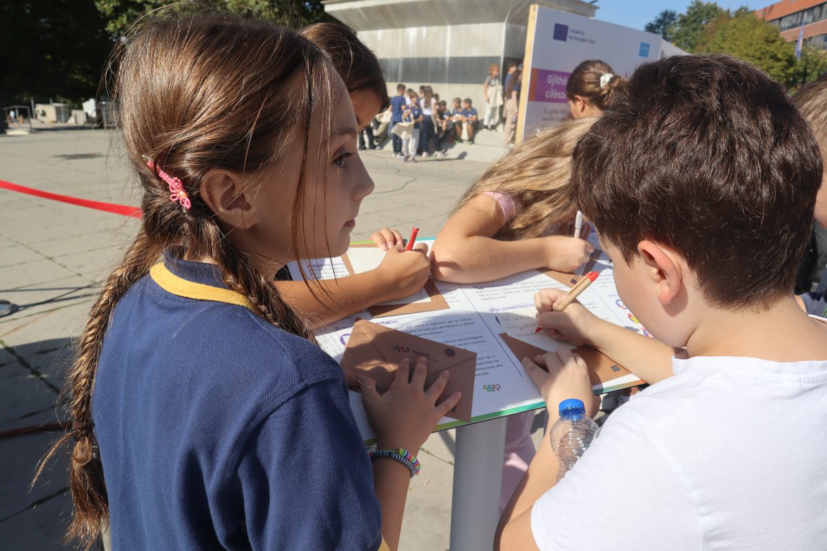 UNICEFKosovo's tweet photo. 200 voices of children of the 'Faik Konica' primary school🏫 are equal to 2,000 voices, unified for the realization of the rights of all children.
From the heart♥️, they have expressed their wishes #ForEveryChild to be seen, heard, and included.
#AllinInclusion #Untietheknot https://t.co/h9baLyHRIO
