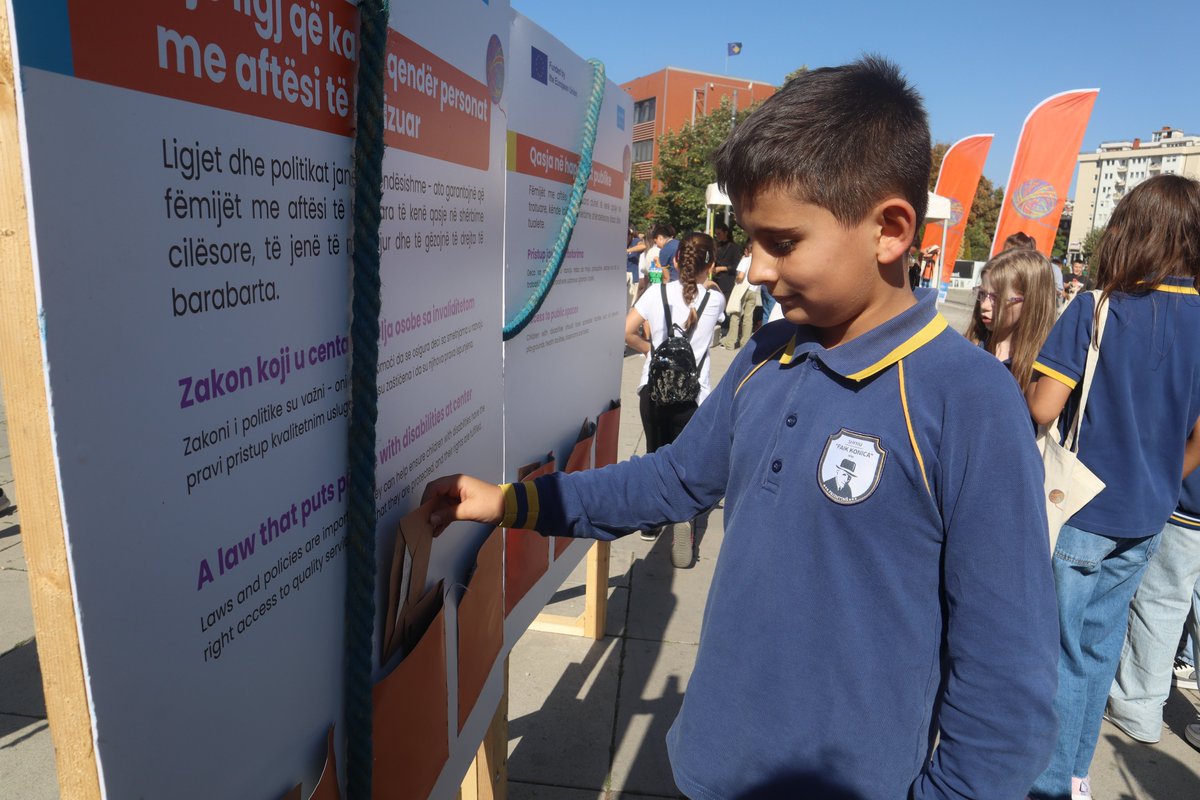 UNICEFKosovo's tweet photo. 200 voices of children of the 'Faik Konica' primary school🏫 are equal to 2,000 voices, unified for the realization of the rights of all children.
From the heart♥️, they have expressed their wishes #ForEveryChild to be seen, heard, and included.
#AllinInclusion #Untietheknot https://t.co/h9baLyHRIO