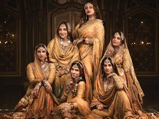 DainikBhaskar's tweet photo. संजय लीला भंसाली की वेब सीरीज 'हीरा मंडी’ की शूटिंग अब खत्म होने वाली है। इसकी शूटिंग 28 सितंबर को लखनऊ और आसपास के इलाकों में पूरी हो रही है। इस तरह यह वेब सीरीज कुल 314 दिनों में पूरी होने वाली भारत की पहली ओटीटी सीरीज बन जाएगी।
#Heeramandi
https://t.co/FJ8RBvttgY https://t.co/T3IhAh8zO2
