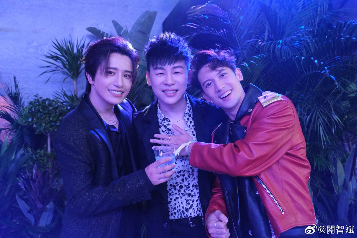 boyuanarchive's tweet photo. 230926 💚 關智斌 Kenny Kwan Weibo Update
🔗https://t.co/HLRhmKb9Vm
✳️ BoYuan with Tiger Hu Yanbin and Kenny Kwan at the 微博音乐盛典 Weibo Music Awards 2023 💕
#伯远 #BoYuan #ป๋อหย่วน #보위엔 #BáViễn #CallMyByFireS3 https://t.co/JQZ2Juv0Go