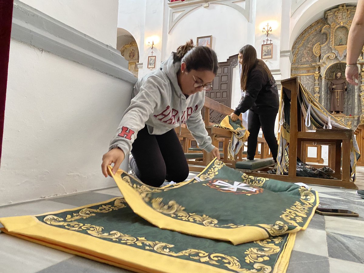 gjhdadyedra's tweet photo. Comenzamos con los preparativos para el Rosario Vespertino de Nuestra Señora de la Caridad del próximo día 7 de octubre.El grupo joven prepara flores de papel y gallardetes para engalanar el barrio del puente.
#YedraYCaridad 
@Ecija_Sevilla @ecija_web https://t.co/S44AmCzjeE