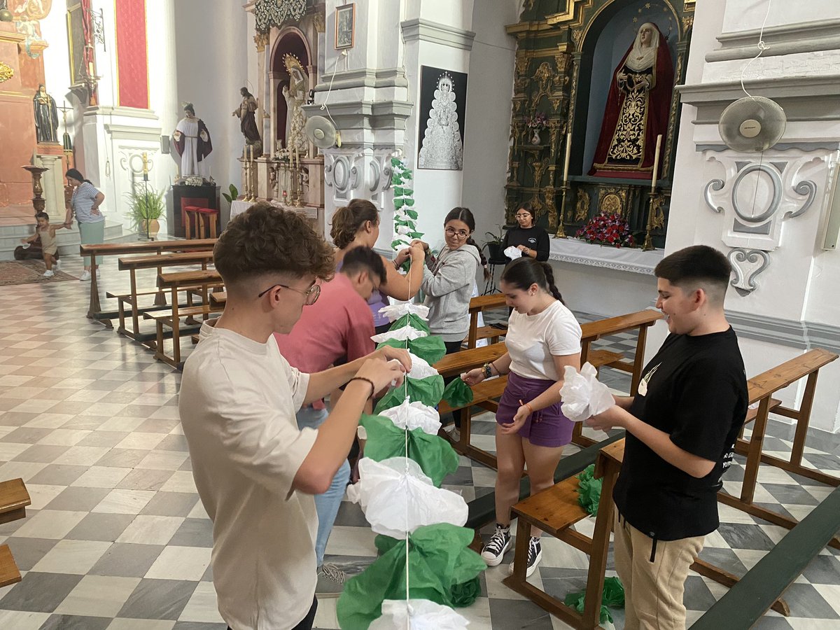 gjhdadyedra's tweet photo. Comenzamos con los preparativos para el Rosario Vespertino de Nuestra Señora de la Caridad del próximo día 7 de octubre.El grupo joven prepara flores de papel y gallardetes para engalanar el barrio del puente.
#YedraYCaridad 
@Ecija_Sevilla @ecija_web https://t.co/S44AmCzjeE