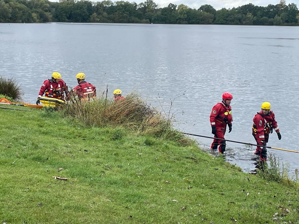 EnvAgencyMids's tweet photo. We're taking part in a #flood training exercise at #Kingsbury Water Park in #Warwickshire today with our partners @WarksFireRescue @warkspolice @OFFICIALWMAS 

This helps us to be better prepared for potential large scale flood events in the future. 

https://t.co/2JYem1SXsr https://t.co/T7JWKR5UiR