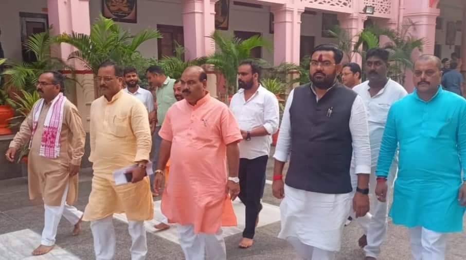 DrDharmendraBJP's tweet photo. विधान परिषद सदस्य गण श्री उमेश द्विवेदी जी, श्री सतपाल सिंह जी,श्री सुरेंद्र चौधरी जी के साथ ब��बा गोरक्षनाथ जी का दर्शन किया।
भगवान गोरखनाथ जी का आशीर्वाद सभी पर बना रहे ऐसी प्रार्थना। https://t.co/XGslKnR5J4