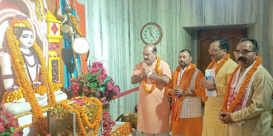 DrDharmendraBJP's tweet photo. विधान परिषद सदस्य गण श्री उमेश द्विवेदी जी, श्री सतपाल सिंह जी,श्री सुरेंद्र चौधरी जी के साथ ब��बा गोरक्षनाथ जी का दर्शन किया।
भगवान गोरखनाथ जी का आशीर्वाद सभी पर बना रहे ऐसी प्रार्थना। https://t.co/XGslKnR5J4