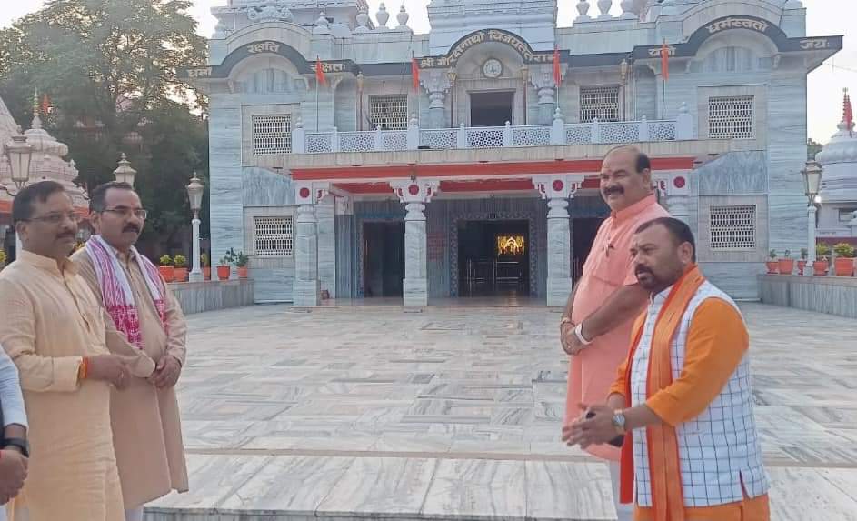 DrDharmendraBJP's tweet photo. विधान परिषद सदस्य गण श्री उमेश द्विवेदी जी, श्री सतपाल सिंह जी,श्री सुरेंद्र चौधरी जी के साथ ब��बा गोरक्षनाथ जी का दर्शन किया।
भगवान गोरखनाथ जी का आशीर्वाद सभी पर बना रहे ऐसी प्रार्थना। https://t.co/XGslKnR5J4